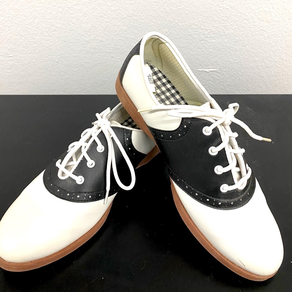 Black and white oxford saddle shoes SIZE 8